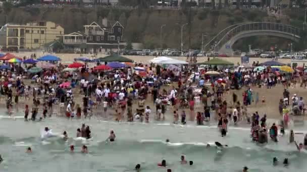 Upływ czasu od zatłoczonej plaży — Wideo stockowe