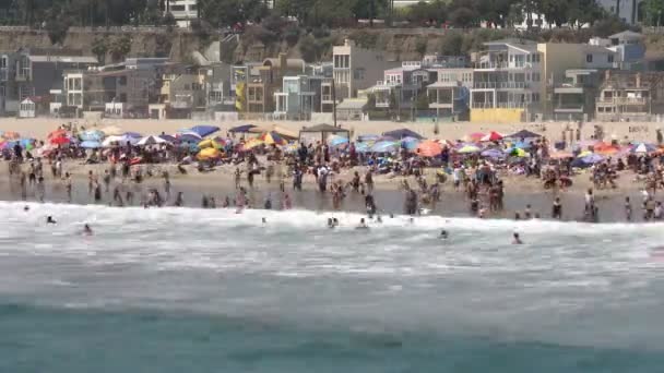 Переполненный пляж в Санта-Монике - время покажет — стоковое видео