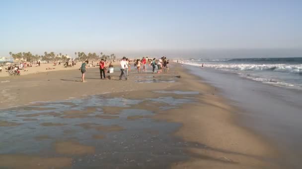 拥挤的 beach.in 圣塔莫尼卡-次失误 — 图库视频影像