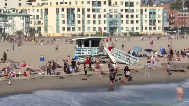 Πολυσύχναστη παραλία Σάντα Μόνικα - χρονική — Αρχείο Βίντεο