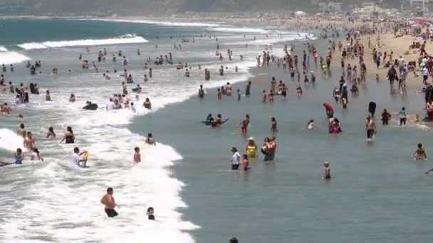 Переповненому пляжі в Санта-Моніці - Уповільнена зйомка — стокове відео