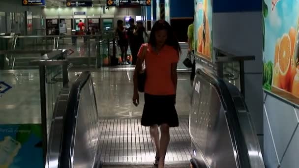 Asian Girl on Escalator, Thailand — Stock Video