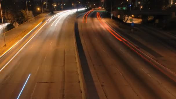 La městský provoz v noci - timelapse — Stock video