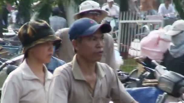 Tráfego de rua ocupado no Vietnã Ásia — Vídeo de Stock
