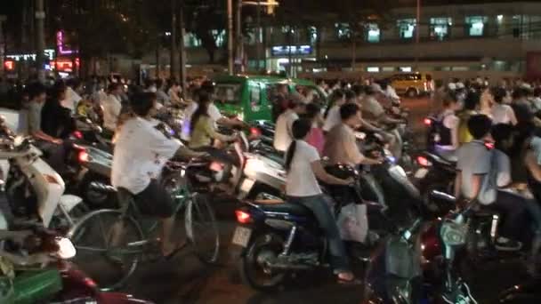 Upptagen gatutrafik i vietnam Asien — Stockvideo