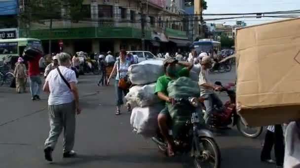 Tráfico callejero ocupado en Vietnam Asia — Vídeos de Stock