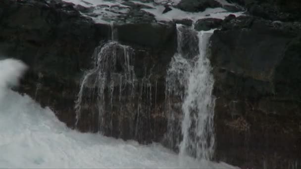 Eau de mer qui coule des rochers 