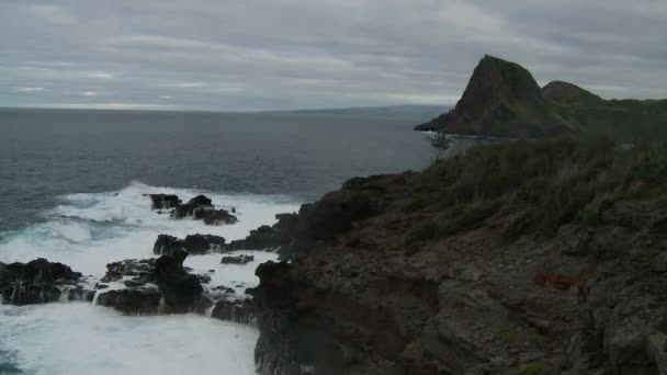 Havet vatten droppande av stenar — Stockvideo