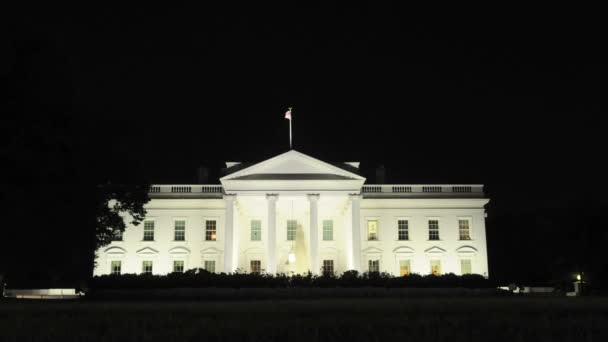 Das weiße Haus in der Nacht — Stockvideo