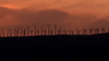 yel değirmenleri dışında günbatımında zoom