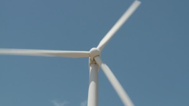 Strom aus Windrädern grüne Energie — Stockvideo