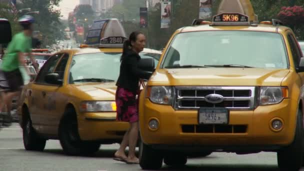 Frau steigt in Taxi ein — Stockvideo