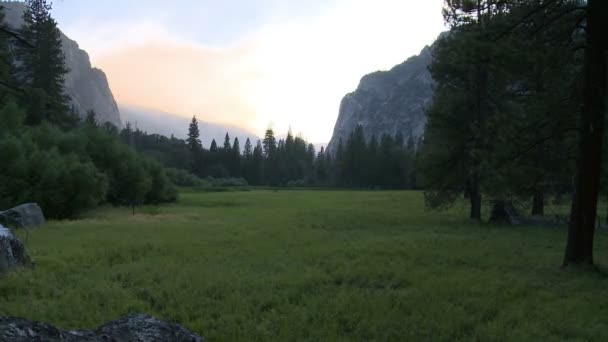 Закат в национальном парке Йосэмите - время покажет — стоковое видео
