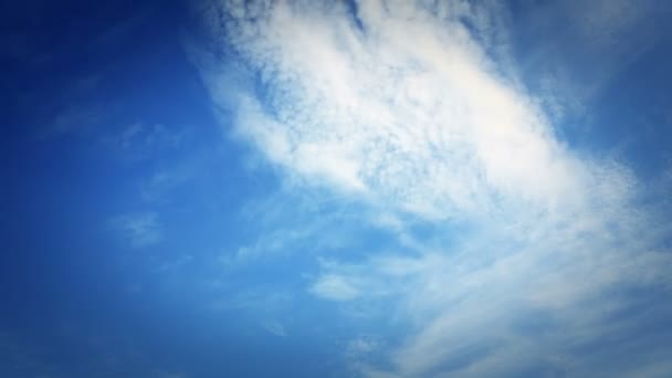 Vol à travers les nuages - animation en boucle 