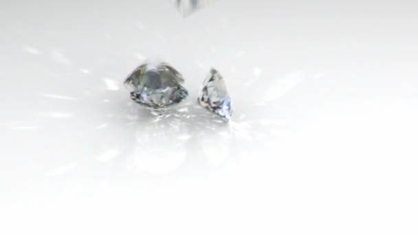 Espinando diamante en un bacground blanco — Vídeos de Stock