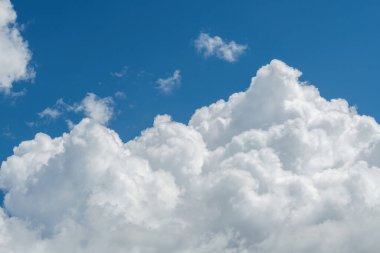 Bulutlu Arka plan Mavi Gökyüzü ile Güneşli Gün 'de. Yüksek kalite fotoğraf