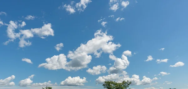 Sfondo Nuvoloso Nel Giorno Soleggiato Con Cielo Blu Foto Alta — Foto Stock