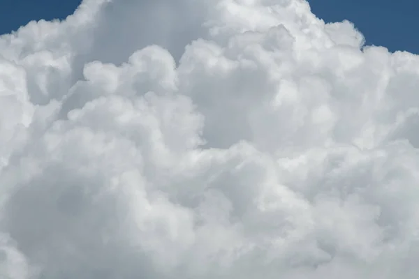 Sfondo Nuvoloso Nel Giorno Soleggiato Con Cielo Blu Foto Alta — Foto Stock