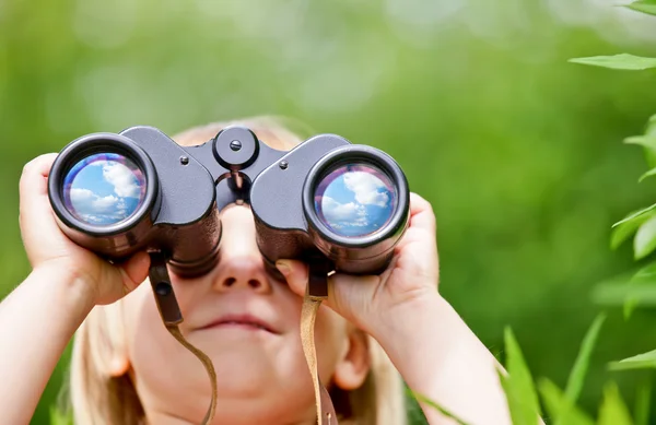 Niña con binocular — Foto de Stock