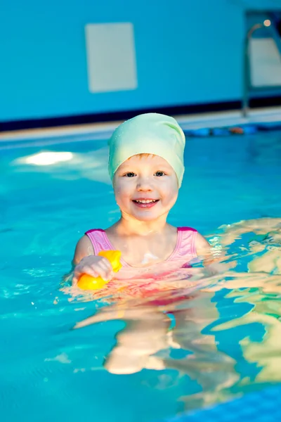 Kind im Schwimmbad — Stockfoto