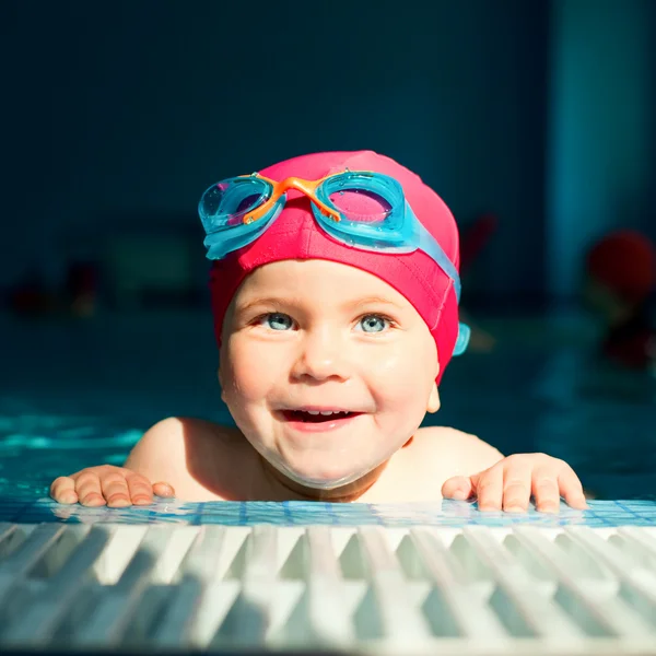 Enfant dans une piscine — Photo