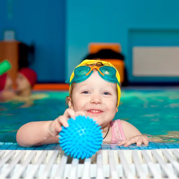 Criança em uma piscina — Fotografia de Stock