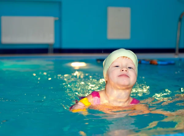 Enfant dans une piscine — Photo