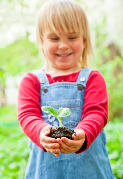 Meisje met schieten in handen — Stockfoto