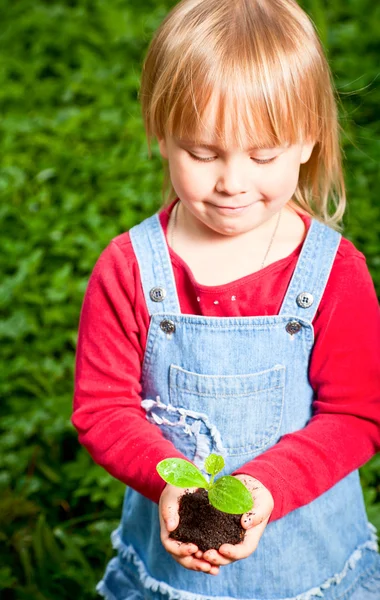 Mädchen mit Schuss in die Hände — Stockfoto