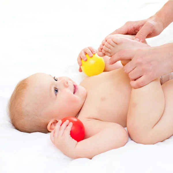 Baby massage — Stockfoto