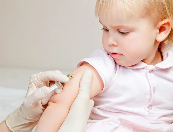 Pequeña niña recibe una inyección — Foto de Stock