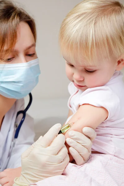 Little baby girl gets an injection — Stock Photo, Image