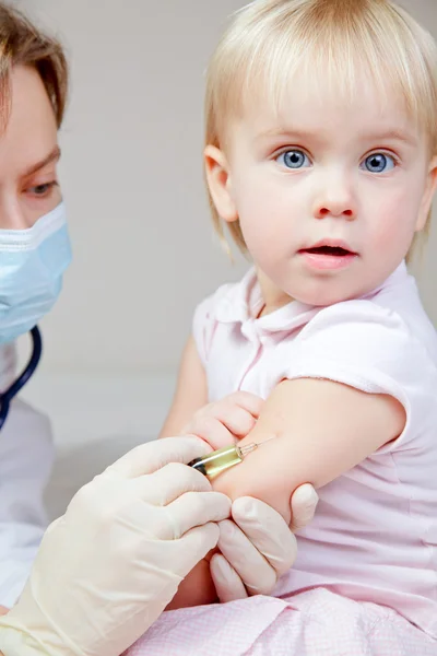 Petite fille bébé obtient une injection — Photo