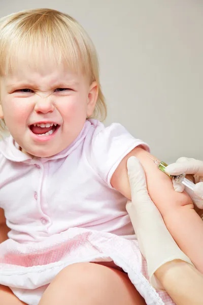 Klein meisje krijgt een injectie — Stockfoto