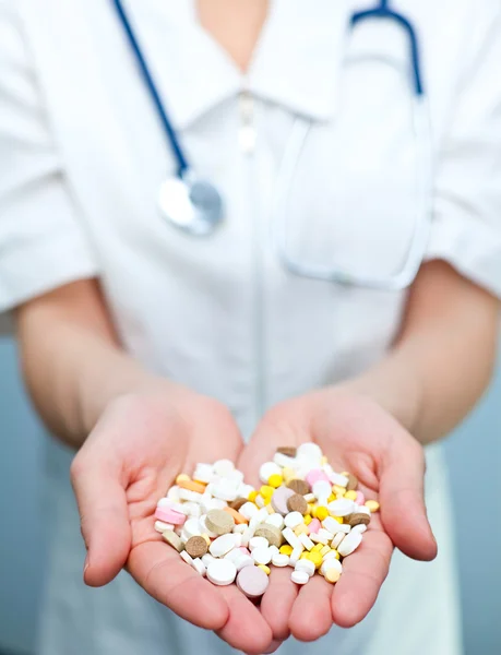 Medicina segurando pílulas — Fotografia de Stock