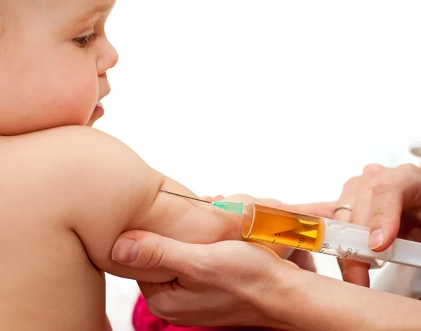 Kleine baby krijgen een injectie — Stockfoto