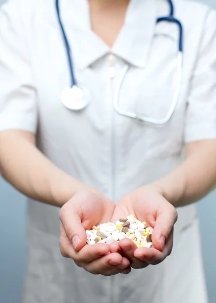 Doktor holding hapları — Stok fotoğraf