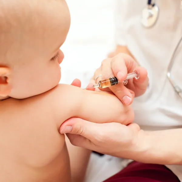 Kleine baby krijgen een injectie — Stockfoto