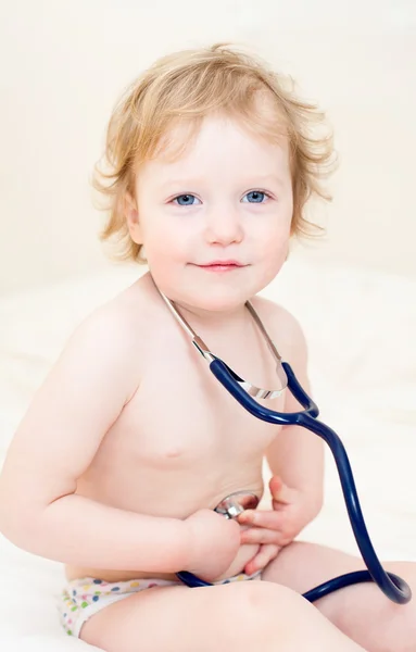 Barn med stetoskop Royaltyfria Stockfoton