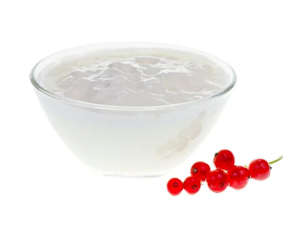 Миска йогурту з ягодами червоної смородини — стокове фото