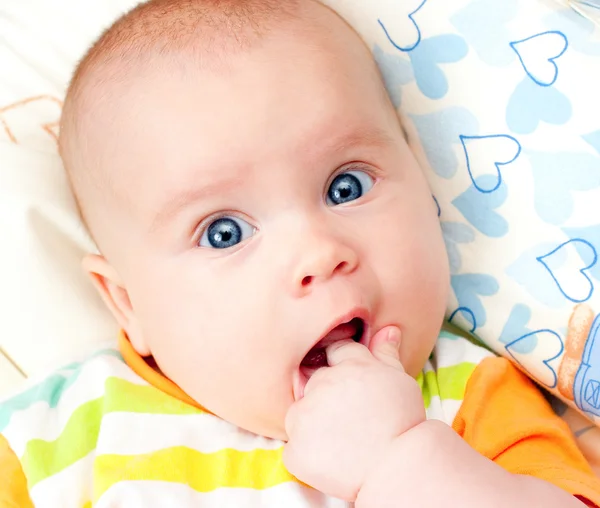 Infant with hand in mouth — Stock Photo, Image