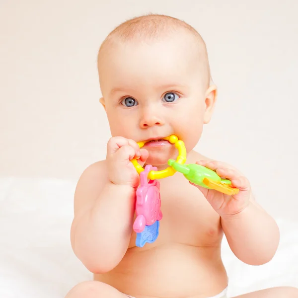 Niño con juguete de dentición — Foto de Stock