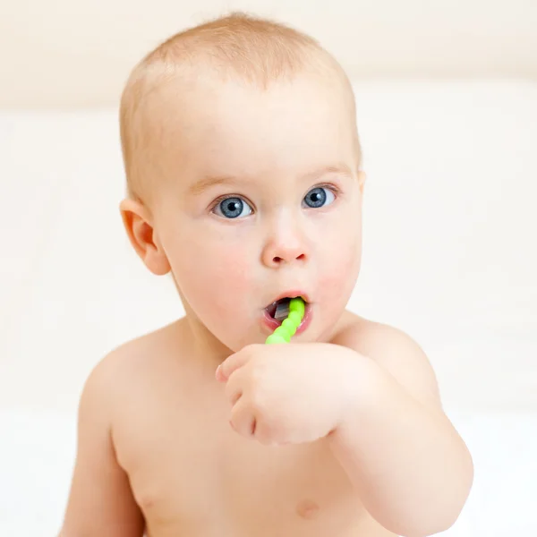 Kleinkind beim Zähneputzen — Stockfoto