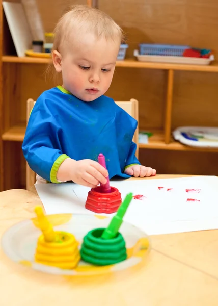 Cours d'enfant à la peinture — Photo