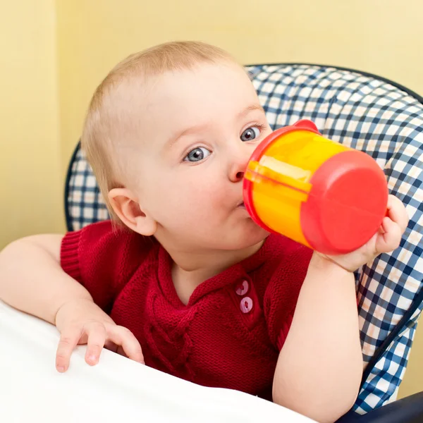 Baby med kopp — Stockfoto
