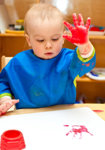 Peinture enfant à la main — Photo