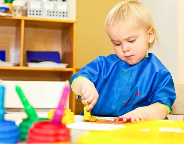 Niño en la lección de pintura — Foto de Stock