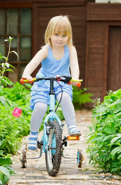 Flicka på cykel — Stockfoto