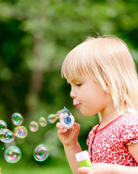 Niña haciendo burbujas — Foto de Stock