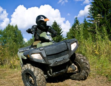sporcu quad bisiklet sürme